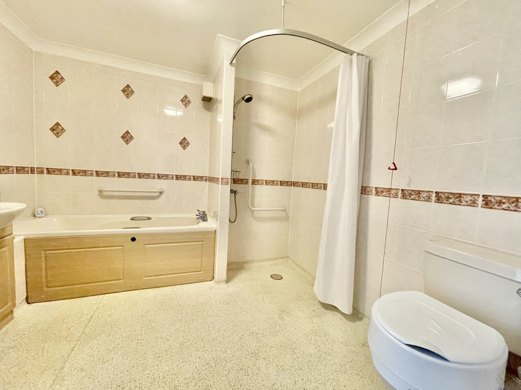 Lot: 129 - RETIREMENT FLAT IN POPULAR SEASIDE LOCATION - Bathroom with walk in shower